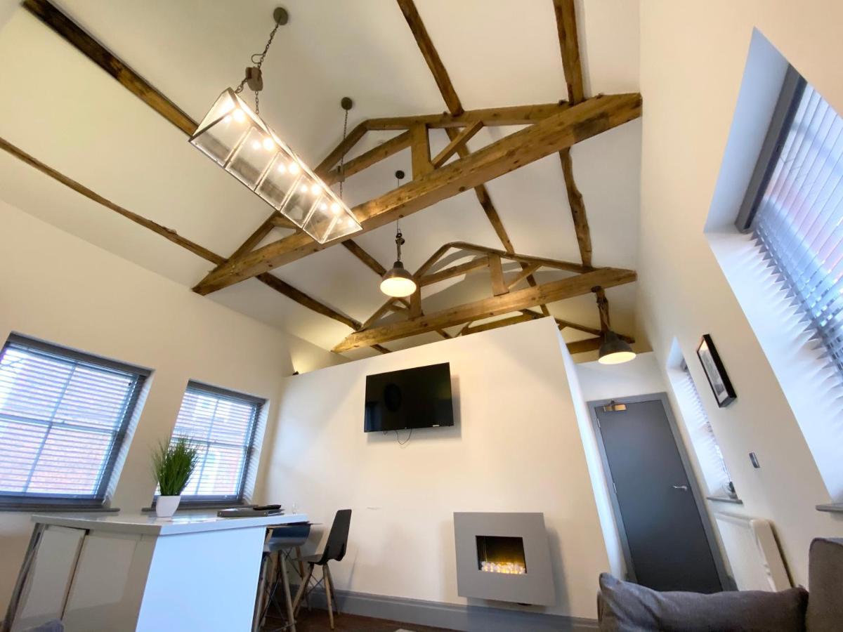 Loft At The Coach House Apartments リーズ エクステリア 写真